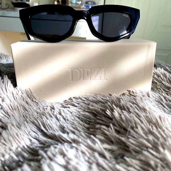 dezi Accessories - Dezi “On Read” Sunnies